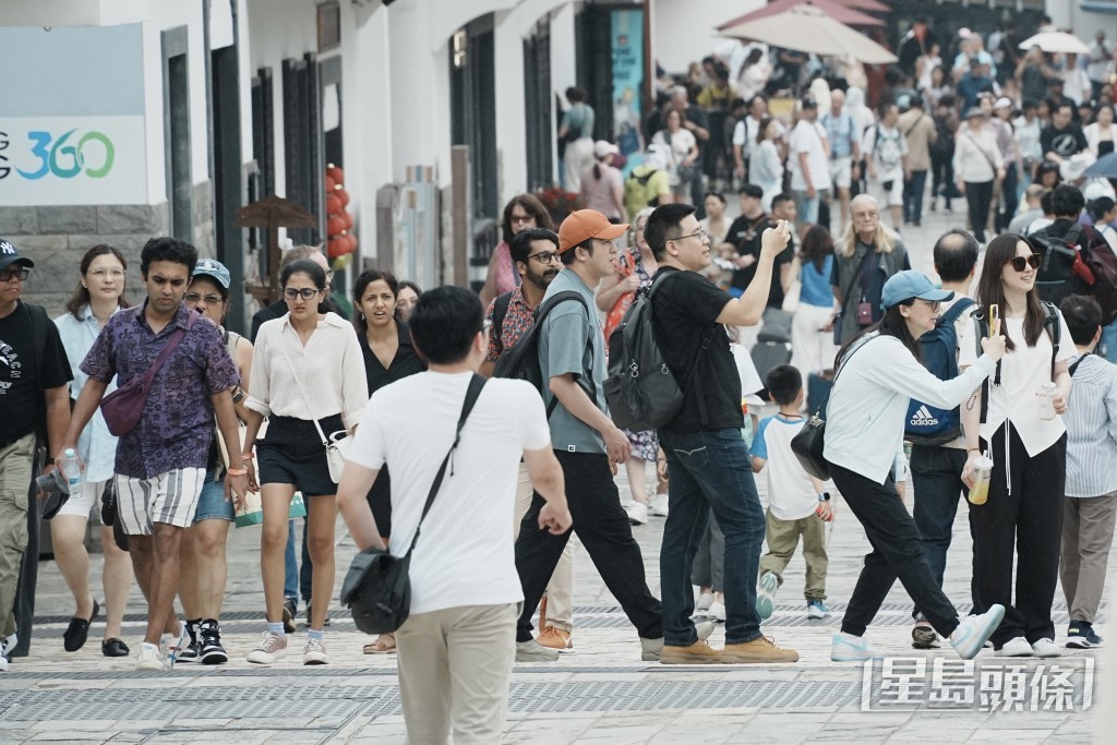 今年首四月訪港旅客總數按年增加10%。資料圖片 今年首四月訪港旅客總數按年增加10%。資料圖片