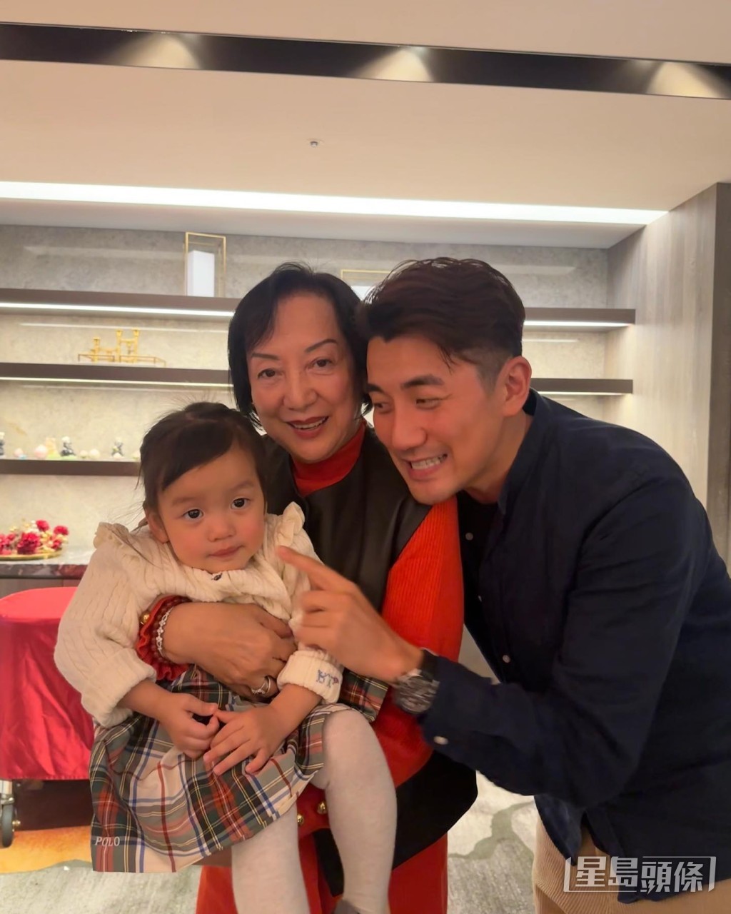 原來此行是為洪永城媽咪三代同堂賀壽！Sir Face原來都有啲似嫲嫲。