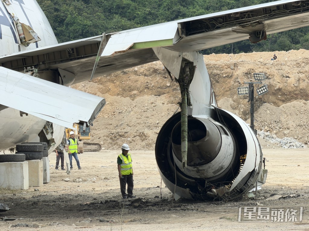 工作人員在引擎位置視察。梁國峰攝 工作人員在引擎位置視察。梁國峰攝