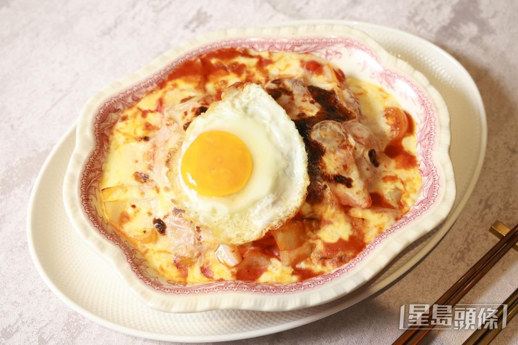「燶邊蛋蕃茄焗黑毛豬扒飯」用上肉質嫩滑西班牙黑毛豬,配上新鮮番茄醬汁和拉絲芝士。 「燶邊蛋蕃茄焗黑毛豬扒飯」用上肉質嫩滑西班牙黑毛豬,配上新鮮番茄醬汁和拉絲芝士。