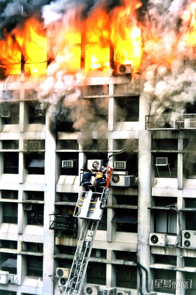 當年大廈進行裝修，4部升降機有3部停用待維修，在當日下午電梯槽先起火，火舌迅速向上蔓延。