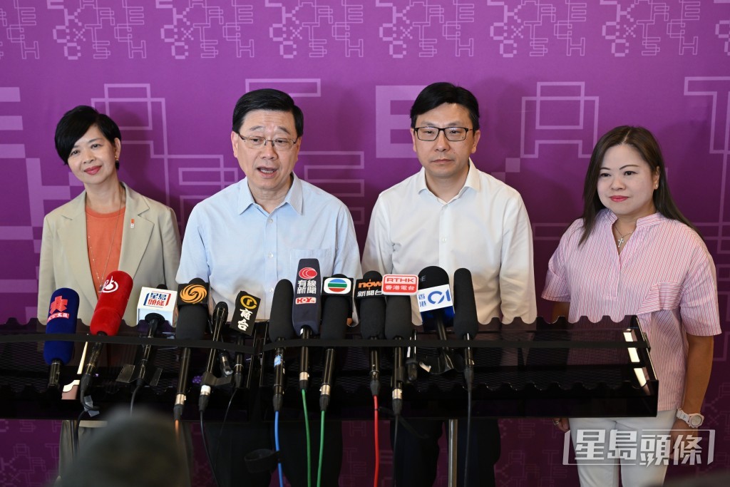 行政長官李家超(左二)、勞工及福利局局長孫玉菡(右二)、房屋局局長何永賢(左一)和文化體育及旅遊局局長羅淑佩(右一)。劉駿軒攝 行政長官李家超(左二)、勞工及福利局局長孫玉菡(右二)、房屋局局長何永賢(左一)和文化體育及旅遊局局長羅淑佩(右一)。劉駿軒攝