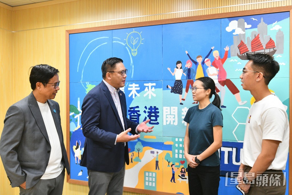民政及青年事務局副局長梁宏正（左二）及新任青年專員陳瑞緯（左一）。盧江球攝