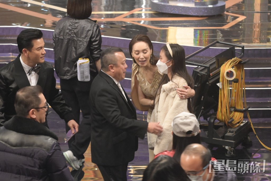 林天若在媽媽陪同下與TVB總經理曾志偉打招呼亦非常有禮貌。