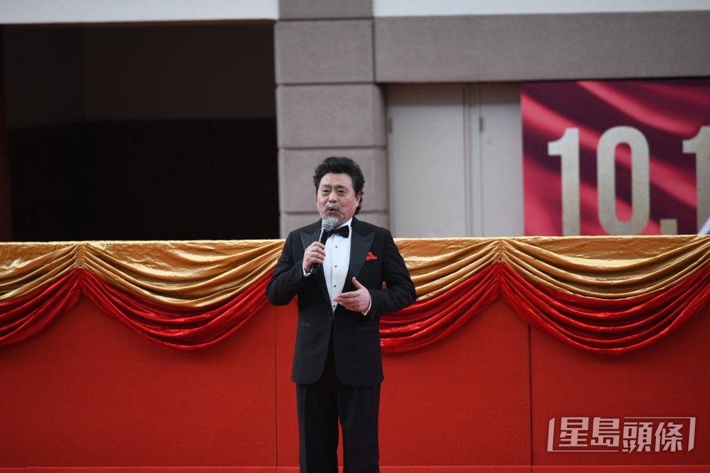 上歌劇院藝術總監、國際級知名男高音魏松亦現場獻唱多首經典名曲，並領唱國歌。何健勇攝
