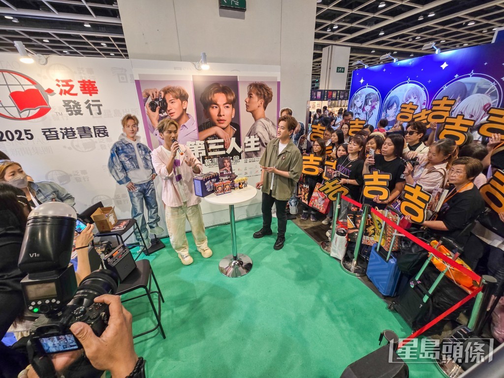 吉吉到書展現場做宣傳。 吉吉到書展現場做宣傳。