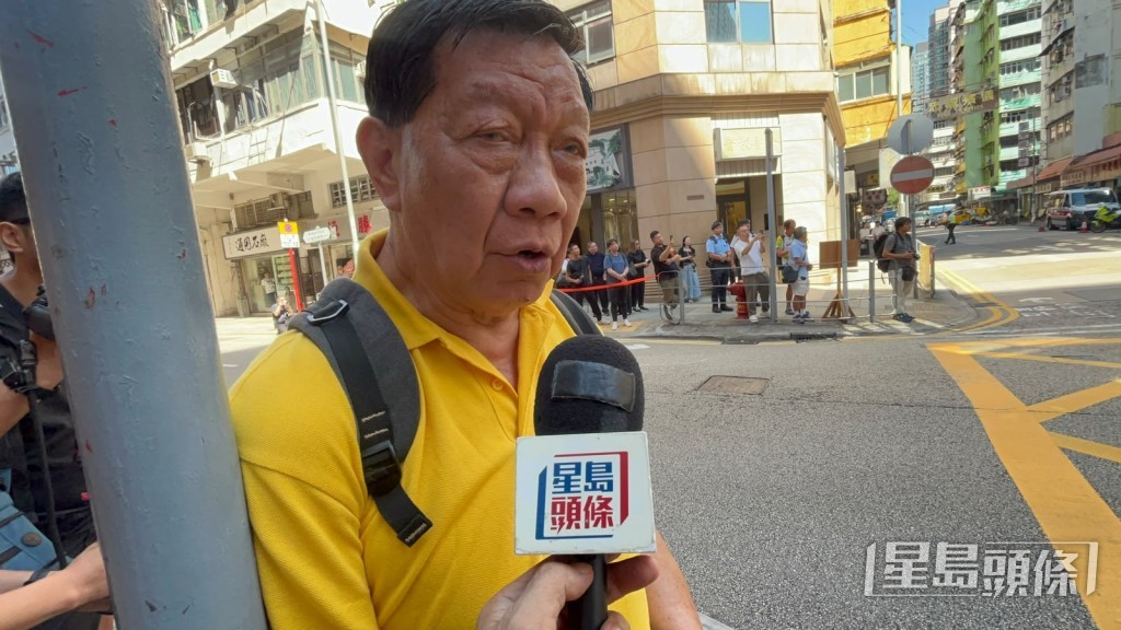 退休譚警長盡心意送朱振國最後一程。楊偉亨攝 退休譚警長盡心意送朱振國最後一程。楊偉亨攝