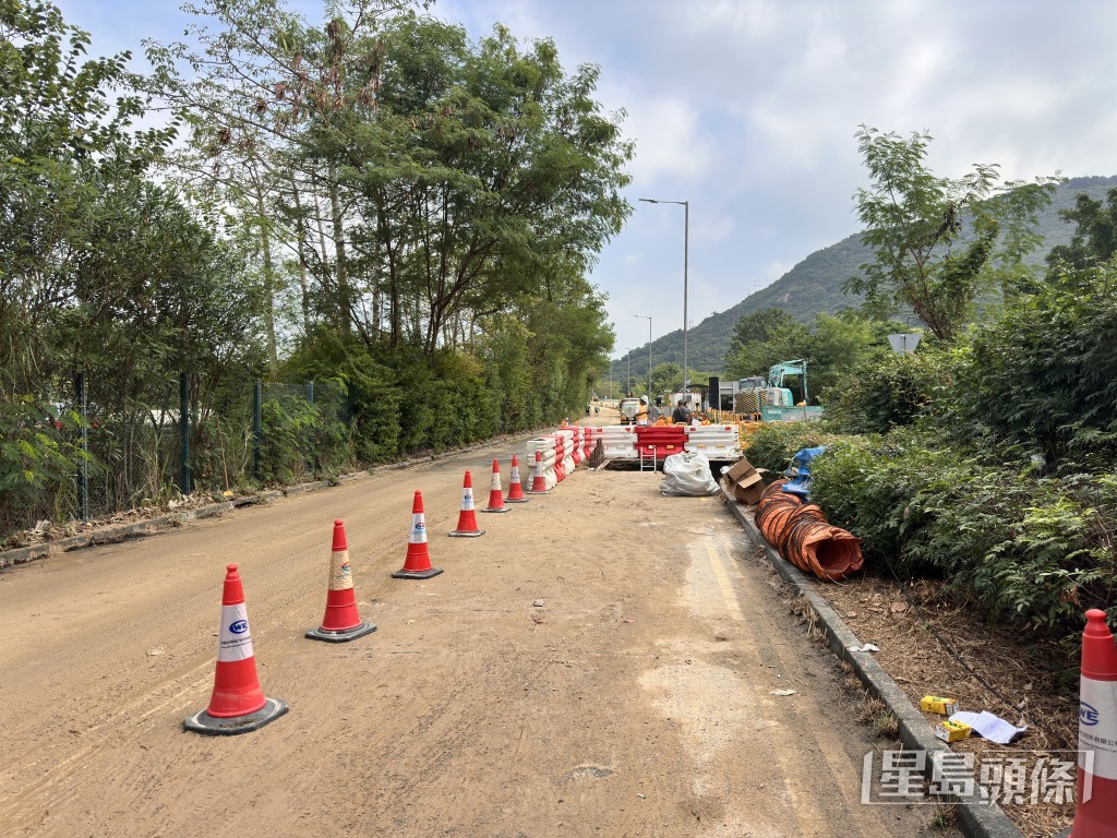 工人搶修水管。梁國峰攝 工人搶修水管。梁國峰攝