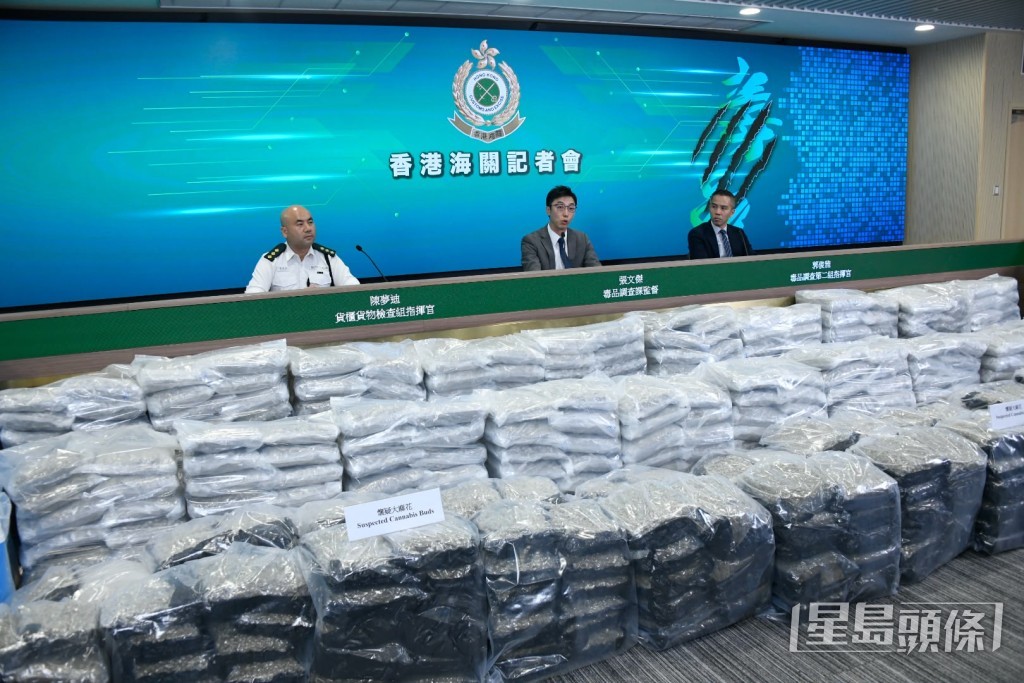 海關官員講述破案過程。 海關官員講述破案過程。