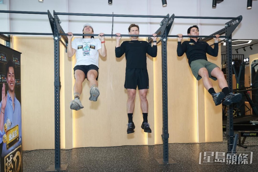 三人又進行體能考驗，做引體上升。