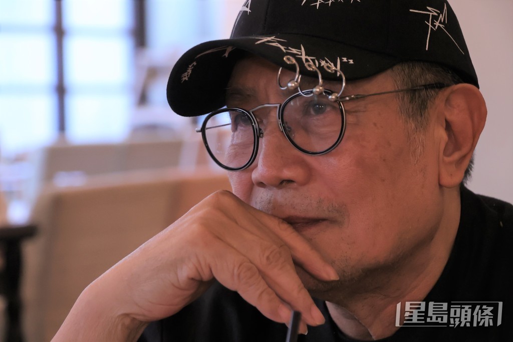 聽到外界對自己的形十容,他淡淡地說:「而家老咗先講,黎燕珊都知道,我係真係唔會打女人,家暴都冇,我又唔飲酒,點會家暴?」 聽到外界對自己的形十容,他淡淡地說:「而家老咗先講,黎燕珊都知道,我係真係唔會打女人,家暴都冇,我又唔飲酒,點會家暴?」