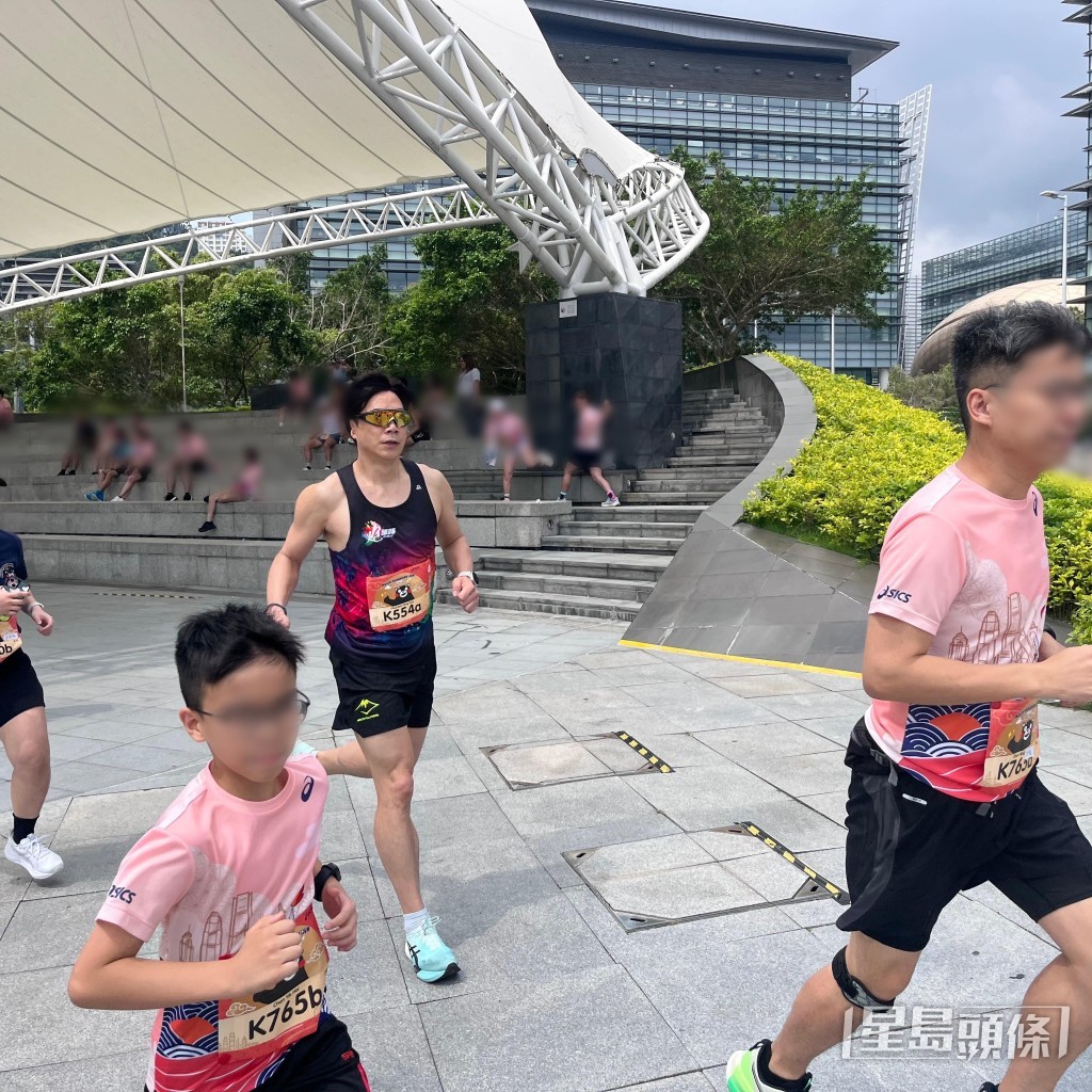 崔錦棠教小朋友跑步。 崔錦棠教小朋友跑步。