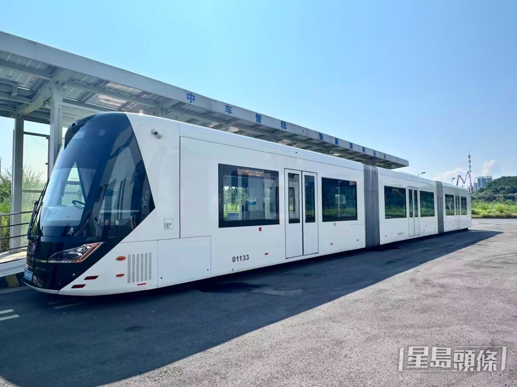 智軌外形及車廂布局與傳統有軌電車相近,但路面並無鋼軌。 智軌外形及車廂布局與傳統有軌電車相近,但路面並無鋼軌。