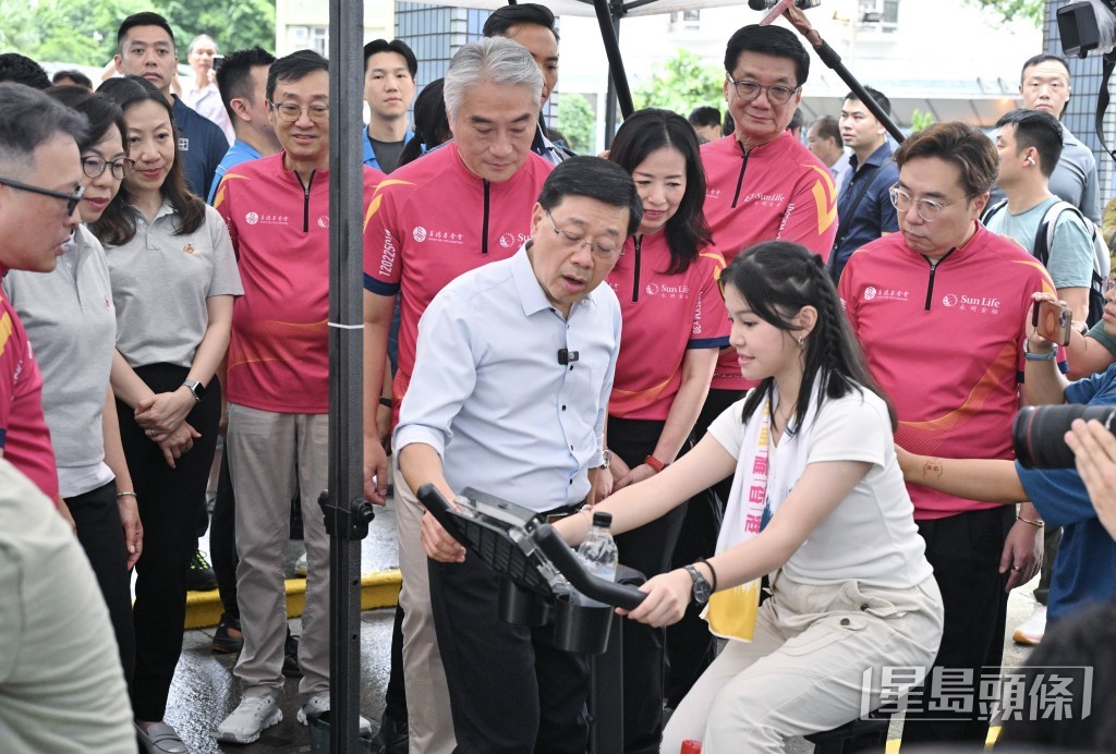 李家超試玩健身單車。 李家超試玩健身單車。