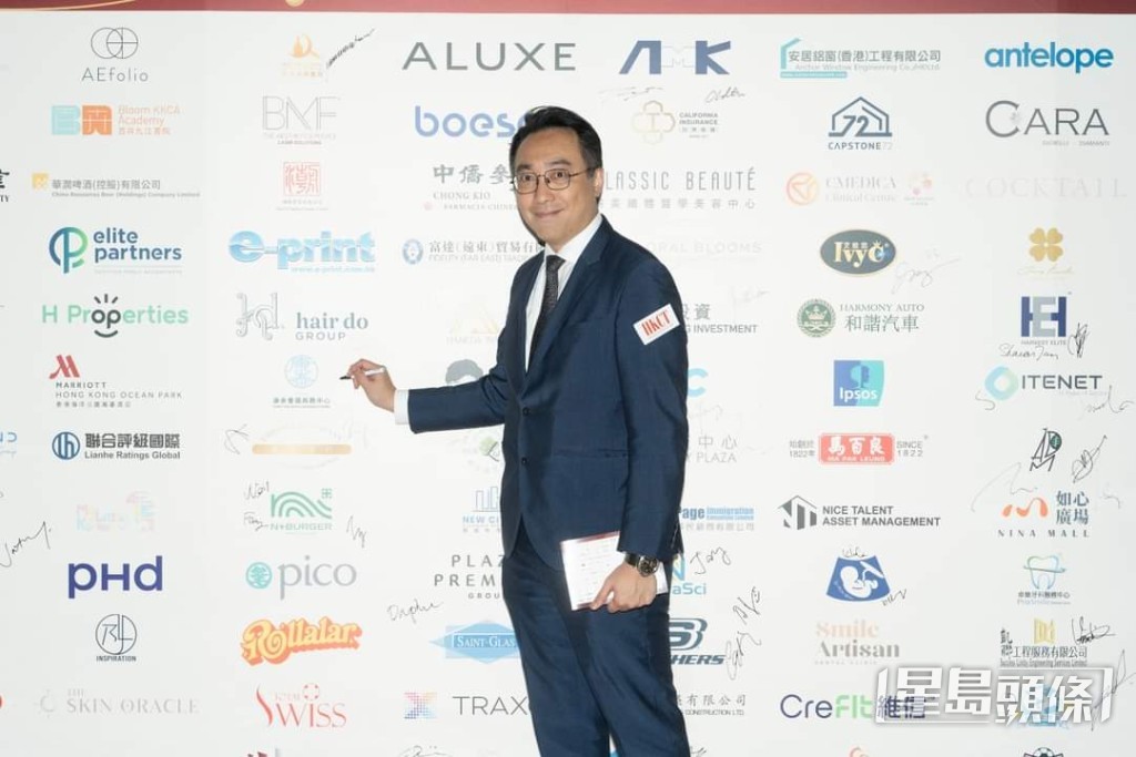 黃進達獲得HKCT企業大獎中,榮獲「年度最傑出共享工作空間平台獎」。 黃進達獲得HKCT企業大獎中,榮獲「年度最傑出共享工作空間平台獎」。