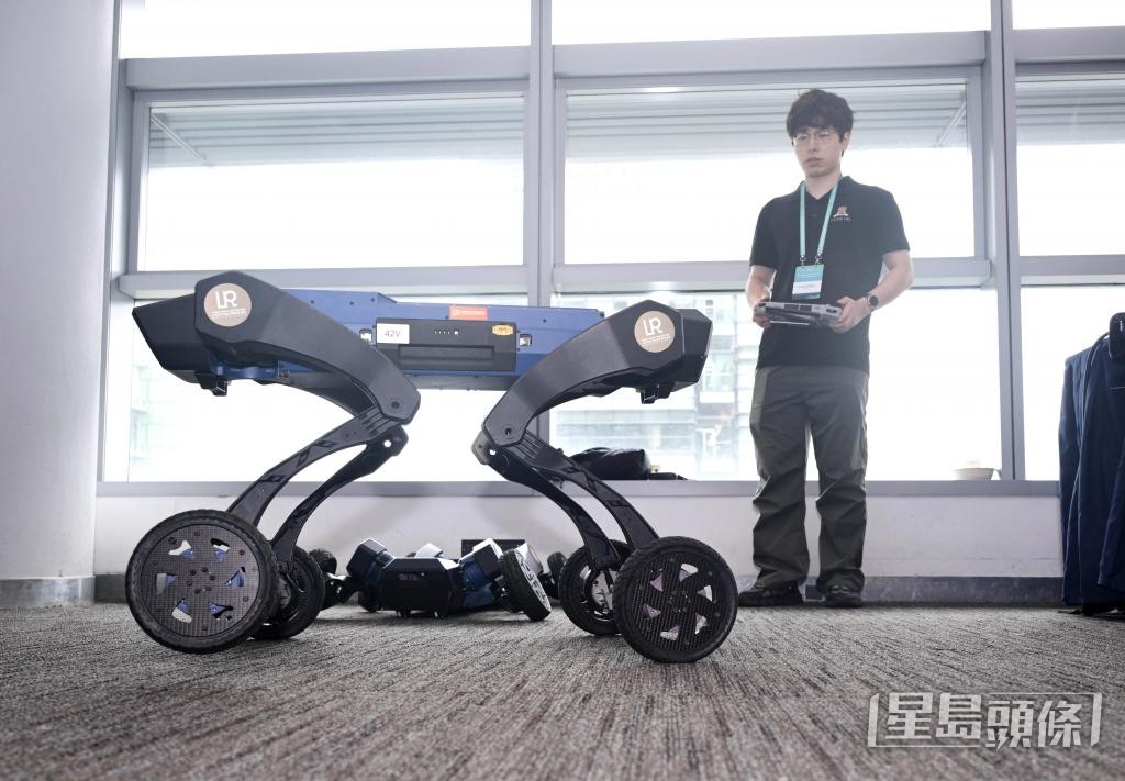 全地形四足機械人能自主穿越崎嶇及具挑戰性的地形。