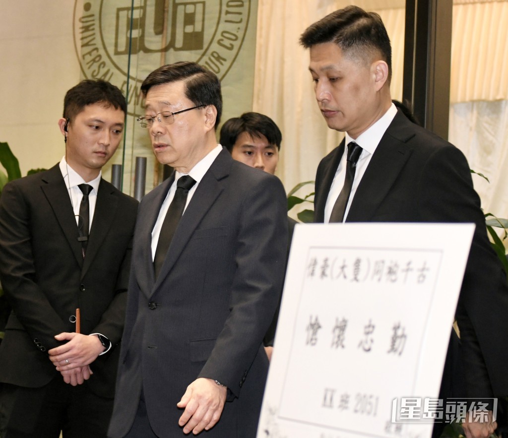 特首李家超(中)由消防處處長楊恩健(右)陪同。 特首李家超(中)由消防處處長楊恩健(右)陪同。