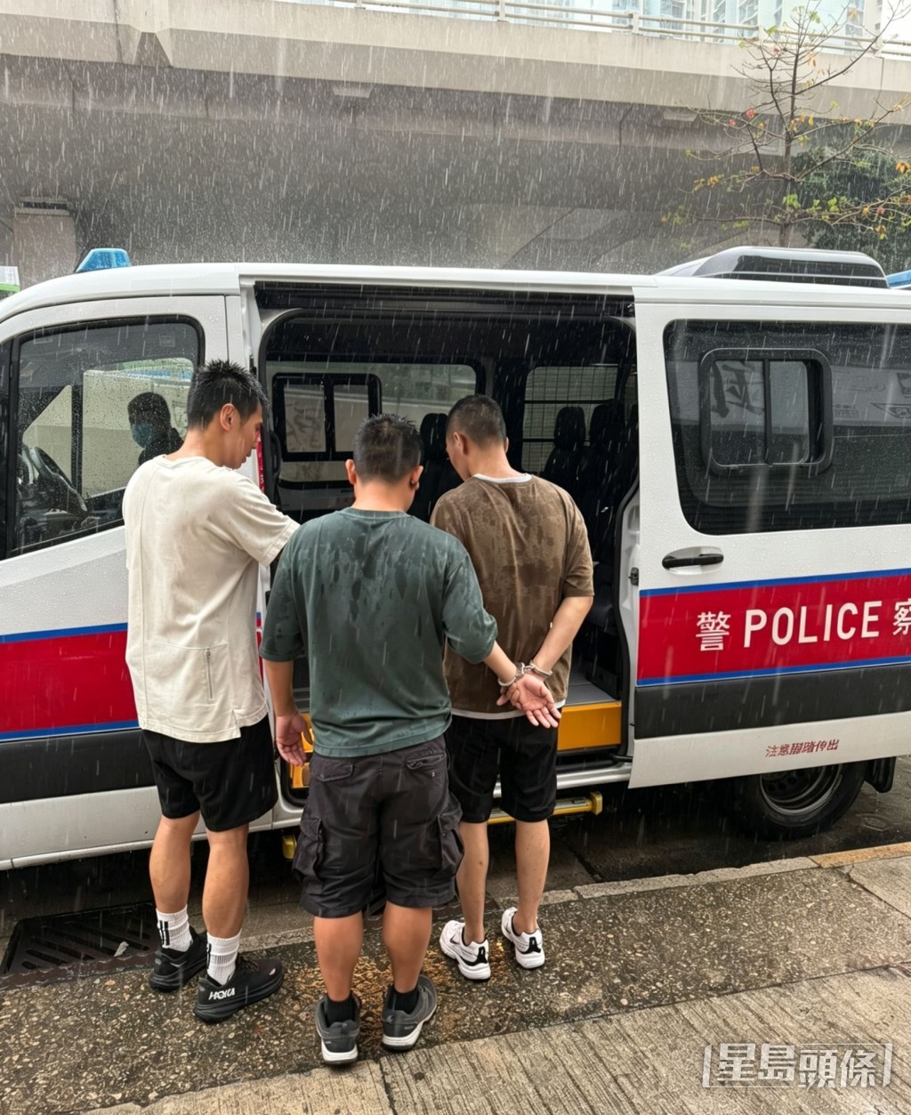 45歲姓錢男子涉無牌駕駛等4宗罪被捕。 45歲姓錢男子涉無牌駕駛等4宗罪被捕。