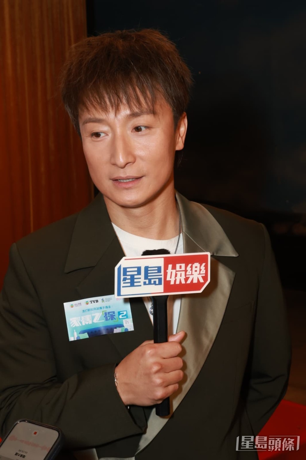 父親抱孫笑容陌生又感動。