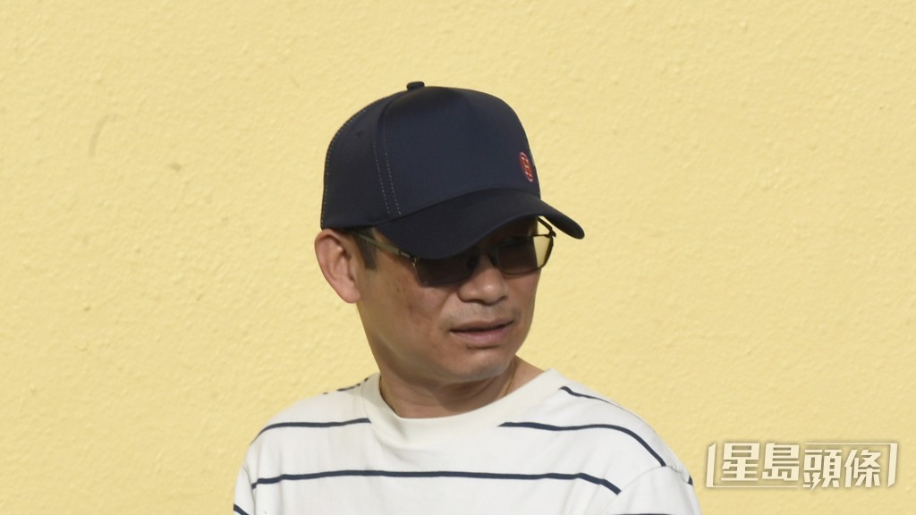 「风云」今朝出操之后丁冠豪走去接马，甚至跟埋返马房相当肉紧。