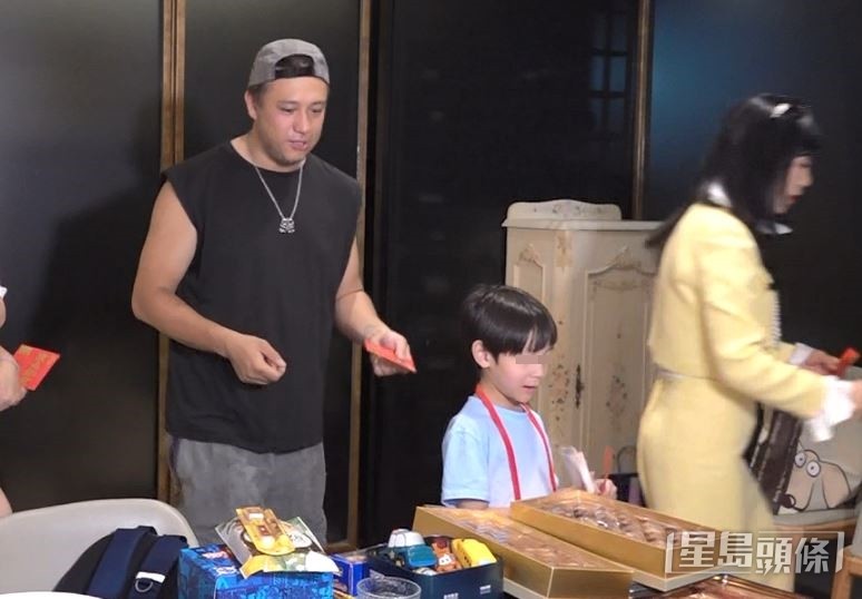 天寶手持五百蚊紙露出一副驚訝樣。