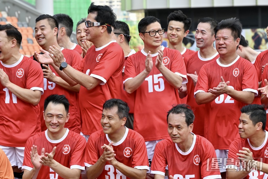 保安局局長鄧炳強及財政司副司長黃偉綸參賽。