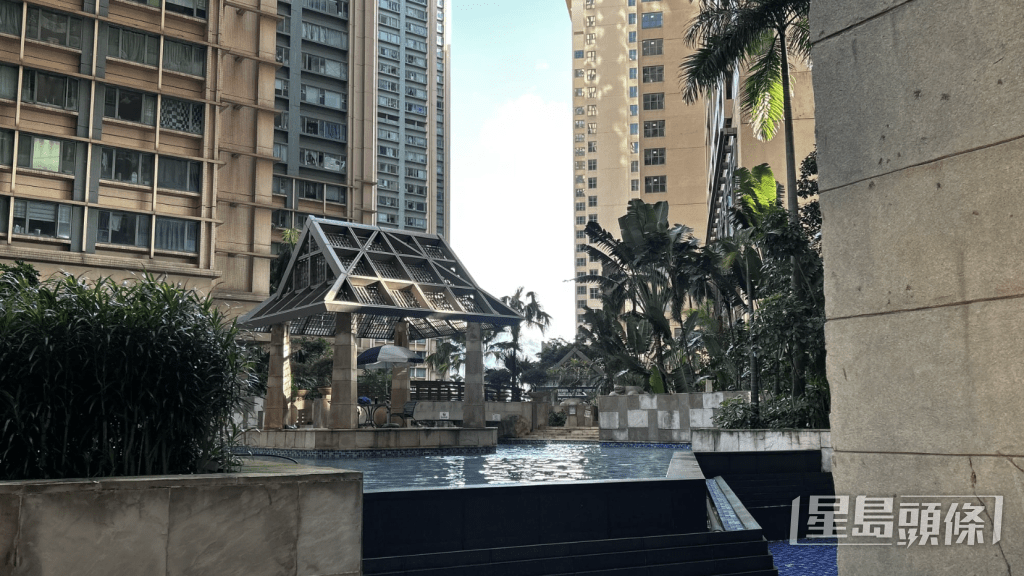 青逸酒店內，一名女子從走廊飛墮在泳池旁，當場殞命。蔡楚輝攝