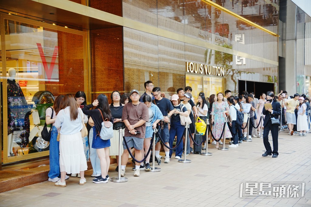 今年1至8月訪港內地旅客佔2,553萬人次。 今年1至8月訪港內地旅客佔2,553萬人次。