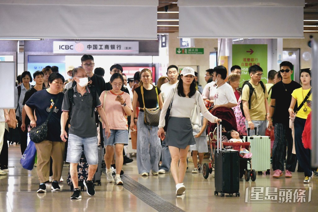 國慶黃金周首日，羅湖口岸人潮。何健勇攝
