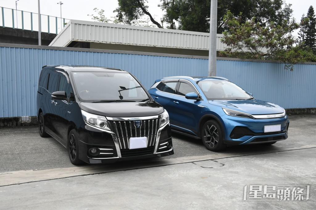 涉案七人車及比亞迪BYD電動車。楊偉亨攝