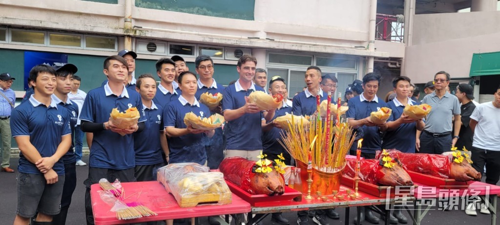 游達榮來港後入鄉隨俗，今午在馬房舉行拜神儀式。