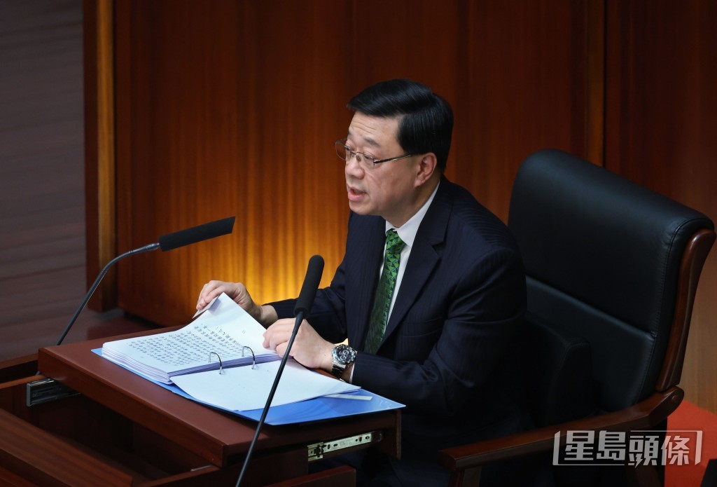 特首李家超到立法會宣讀2025年度《施政報告》。何家豪攝