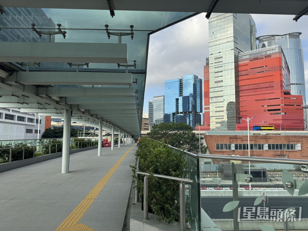 一路沿天橋直行到達醫院所在的承昌道。 一路沿天橋直行到達醫院所在的承昌道。