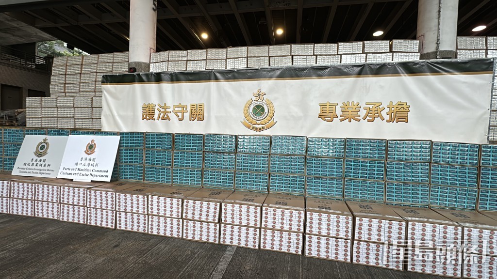 海關「截源行動」檢獲4,900萬支私煙,估計市值2億2千萬元。劉漢權攝 海關「截源行動」檢獲4,900萬支私煙,估計市值2億2千萬元。劉漢權攝