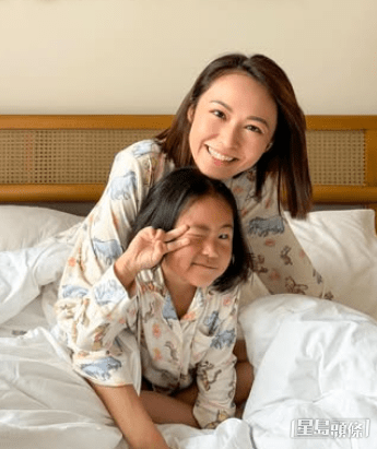 麥秋成爆愛女越大越似湯怡。 麥秋成爆愛女越大越似湯怡。