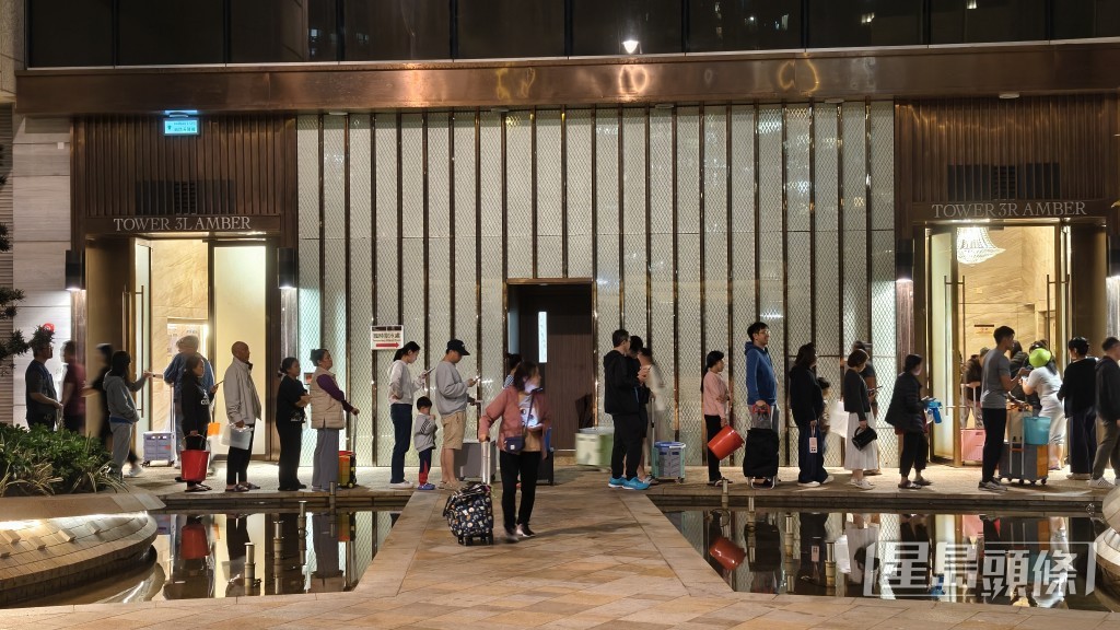 一度上百名居民大排長龍。 一度上百名居民大排長龍。