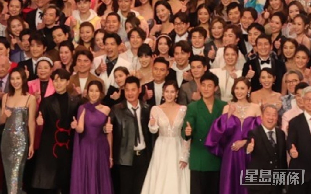 前緋聞男女朱晨麗（前左五）、何廣沛（前左二）只差兩身位。