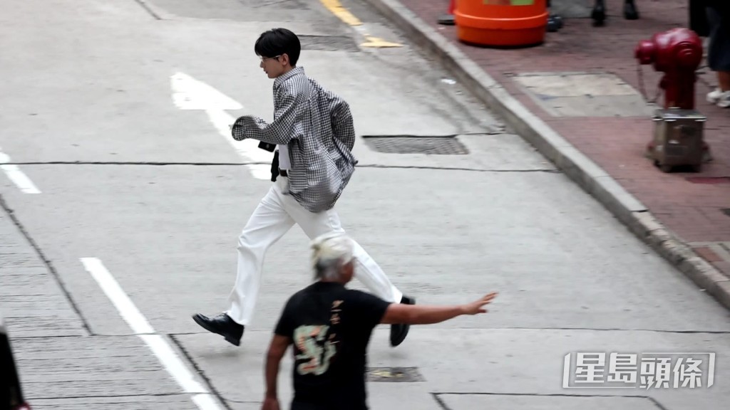 成毅街頭奔跑。