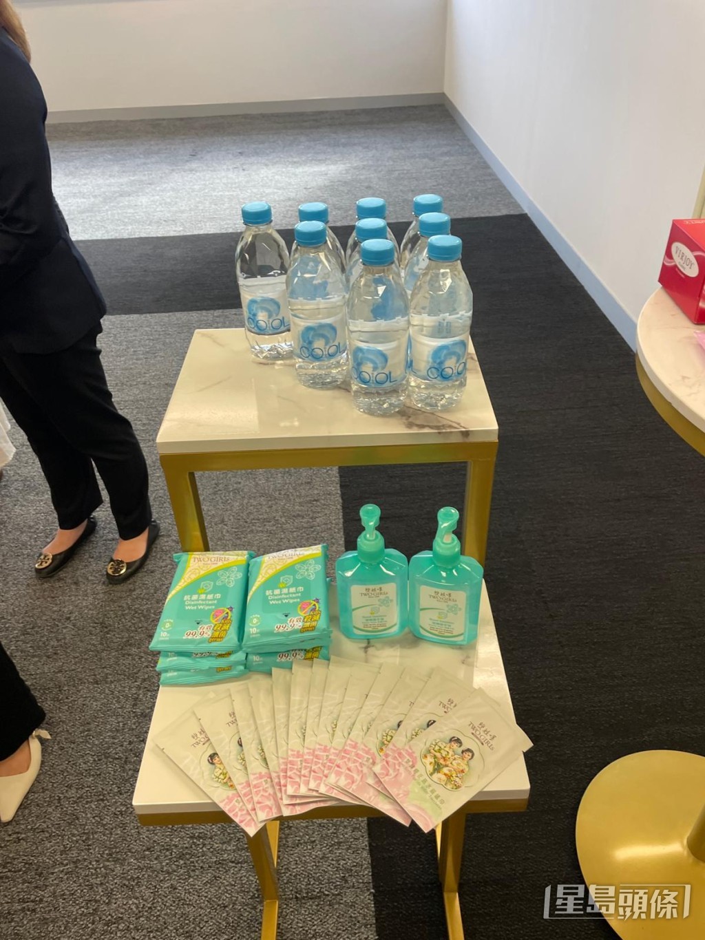 準備了水及消毒用品給大家。 準備了水及消毒用品給大家。