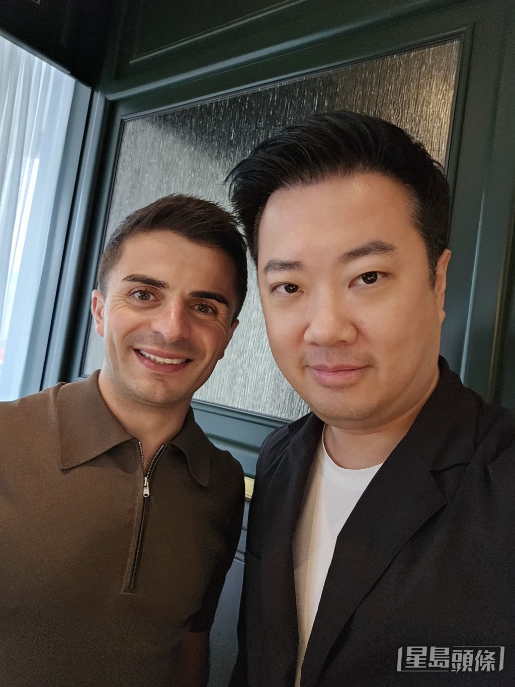 王贤讯与艾兆礼喜相逢。 王贤讯与艾兆礼喜相逢。