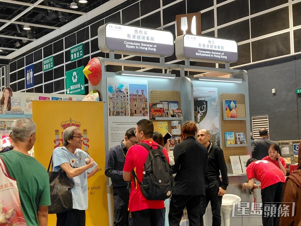 有不同國家的領事館擺設文創攤位。 有不同國家的領事館擺設文創攤位。