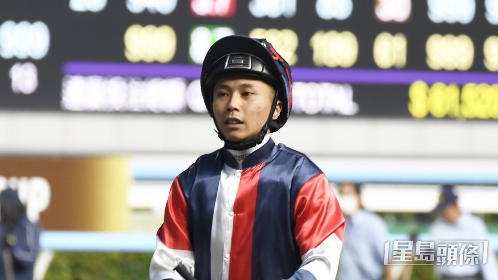  今战「日驰千里」操后潘明辉向姚本辉汇报时不停笑笑口。