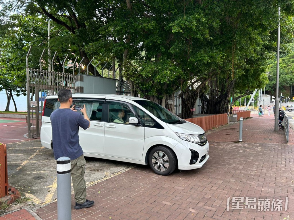 警員完成蒐證後離開校園。 警員完成蒐證後離開校園。