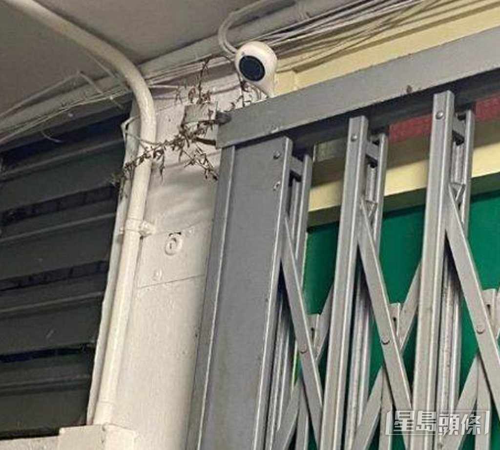 有公屋住戶在社交平台發文求助，表示透過家中的閉路電視發現房署職員與保安在平日上班時間上門敲門。（示意圖非涉事單位）
