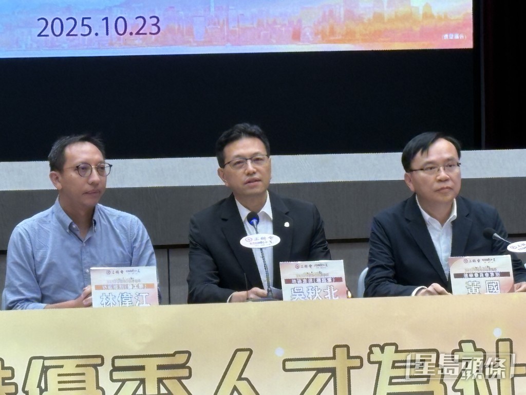 理事長黃國(右)表示,團隊平均年齡為46歲,最年輕是35歲。 理事長黃國(右)表示,團隊平均年齡為46歲,最年輕是35歲。