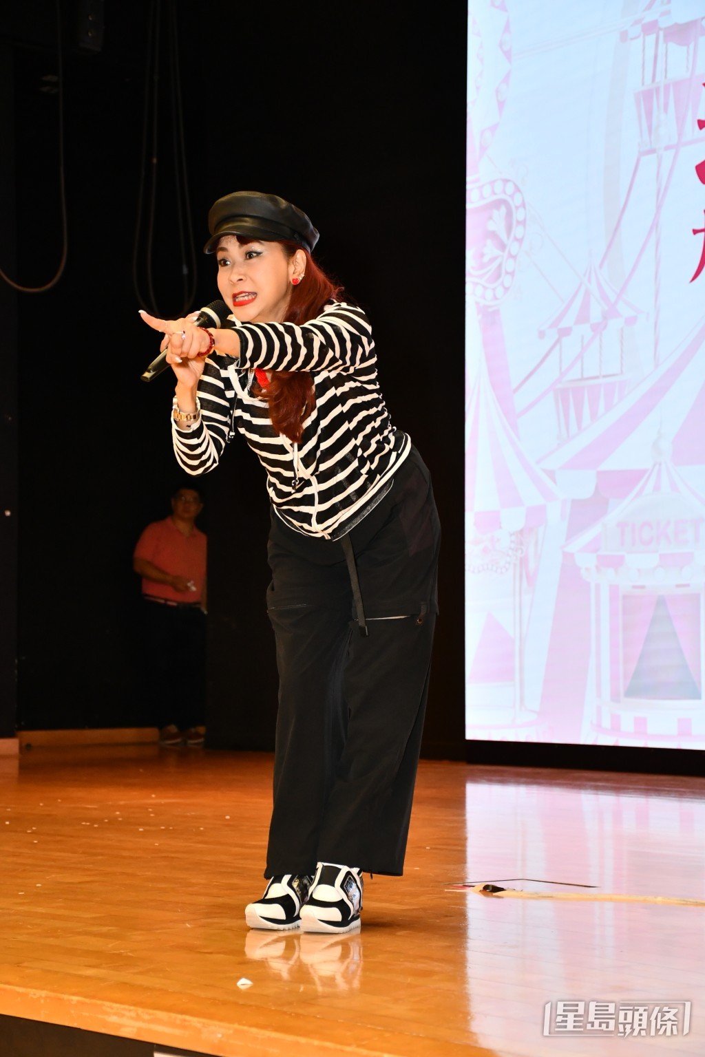 在台上演出落力。 在台上演出落力。