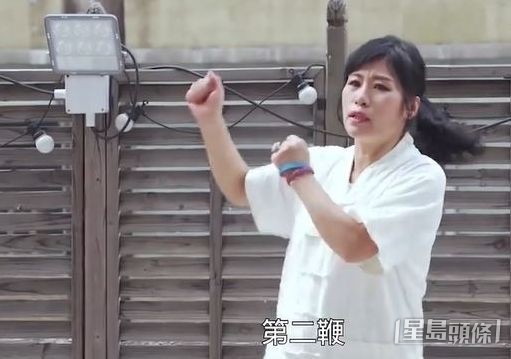 七師傅喺《七救星》中搞笑地耍「閃電7連鞭」。 七師傅喺《七救星》中搞笑地耍「閃電7連鞭」。