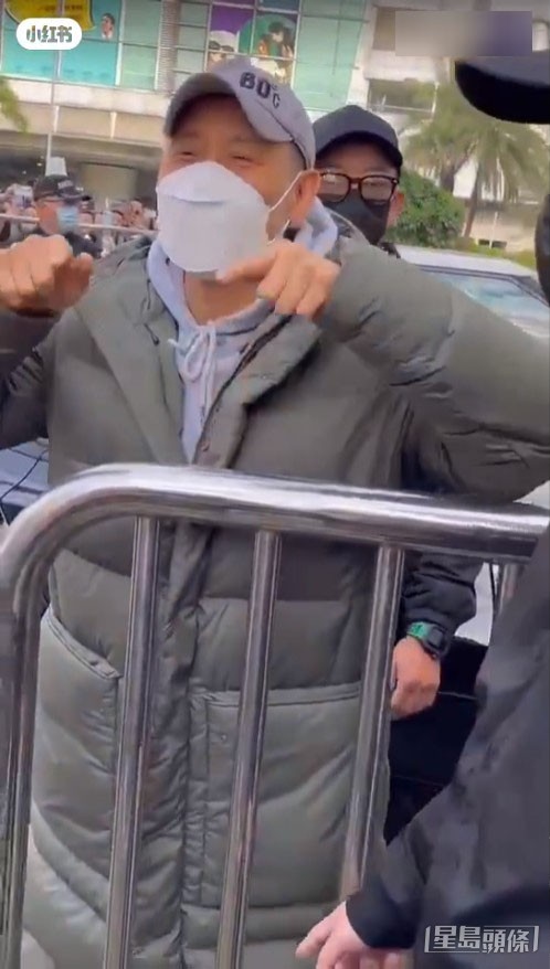 即時引來旁邊其他歌迷歡呼讚好。 即時引來旁邊其他歌迷歡呼讚好。