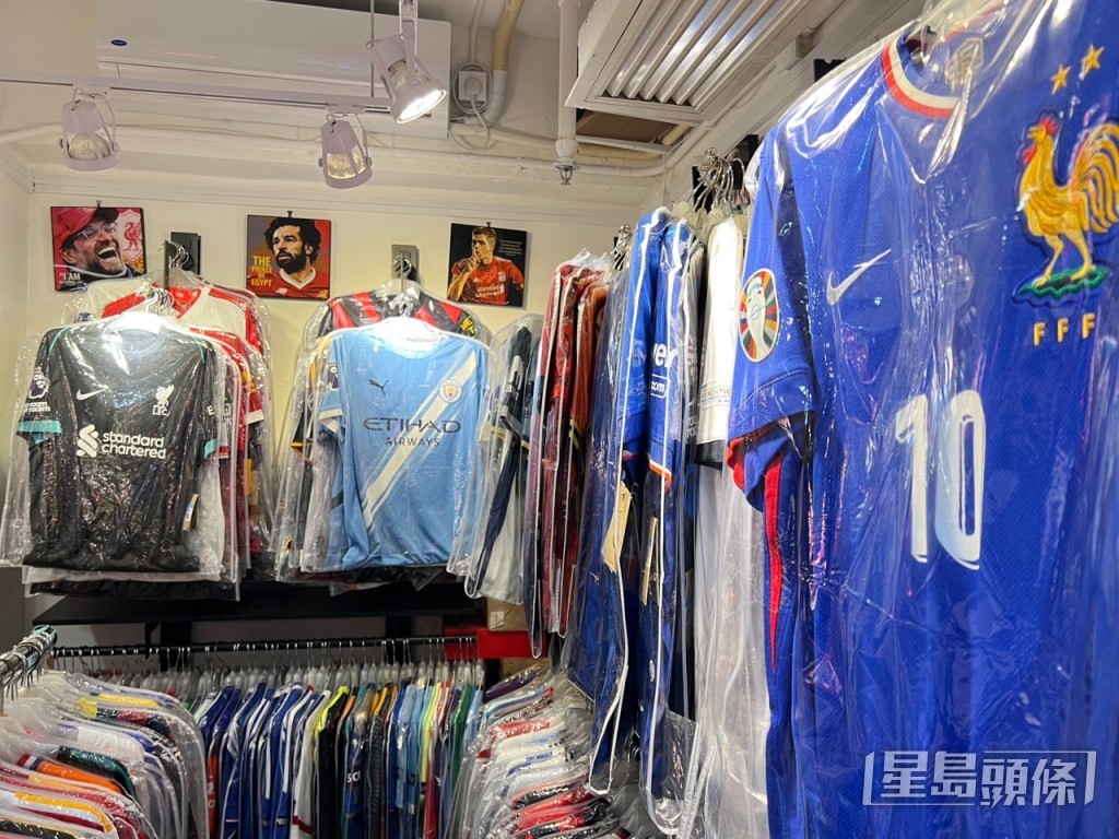 英超球會曼聯自2013年訪港後，時隔12年再度到港，惟本地波衫銷情未見顯著增長。曹露尹攝