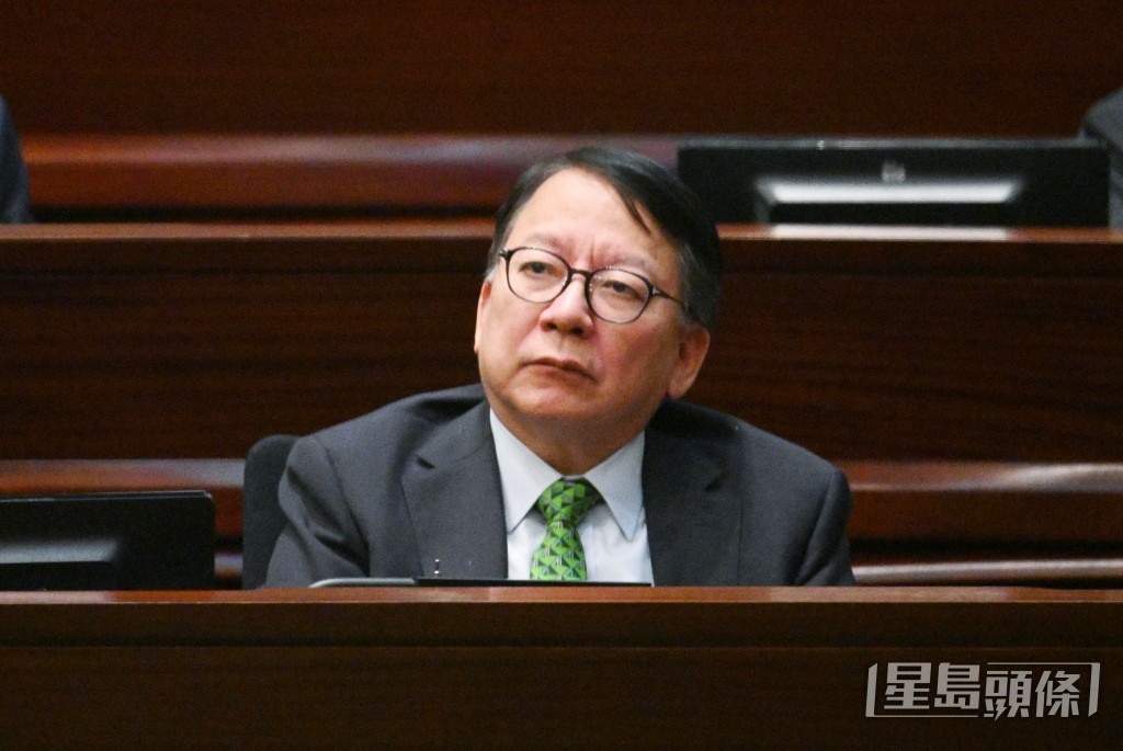 內會副主席何君堯在會上引述與政務司司長陳國基會面的情況。 內會副主席何君堯在會上引述與政務司司長陳國基會面的情況。